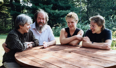 Наталия Дмитриевна, Александр Исаевич, Ермолай и Игнат Солженицыны. Фото из семейного архива.